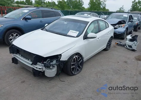 2017 Volvo S60 T5 Dynamic z USA, uszkodzony, nr VIN YV140MTL6H2439325